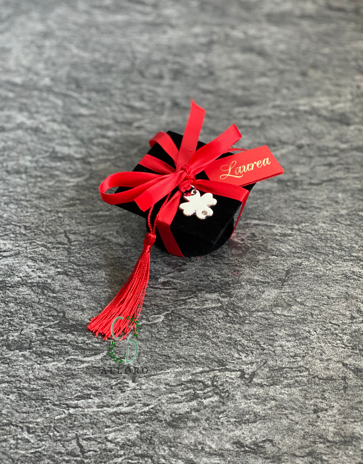 Bomboniera laurea ciondolo tocco nero con pergamena - Confetti & Bomboniere